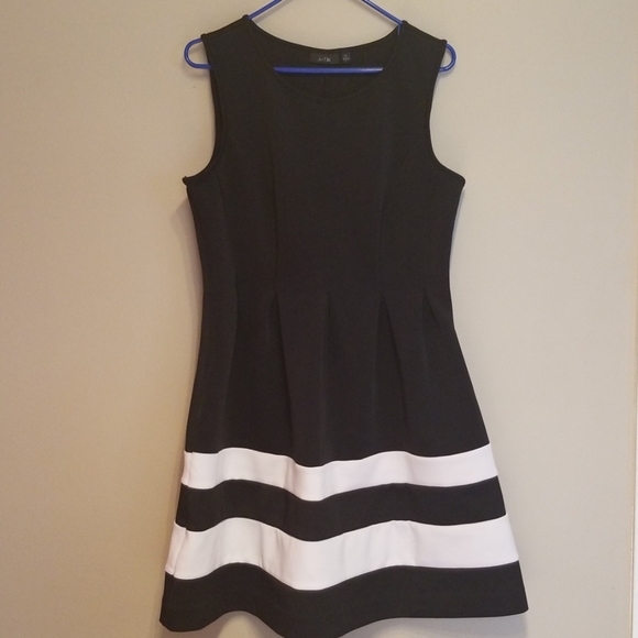 Apt. 9 Dresses & Skirts - Apt. 9 Sleeveles black and white pleated dress